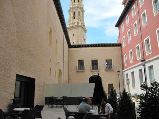 Cena en el patio del palacio arzobispal (sábado, 22)