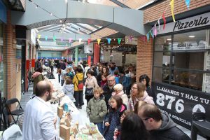 Imagen de personas en en el mercado de los porches