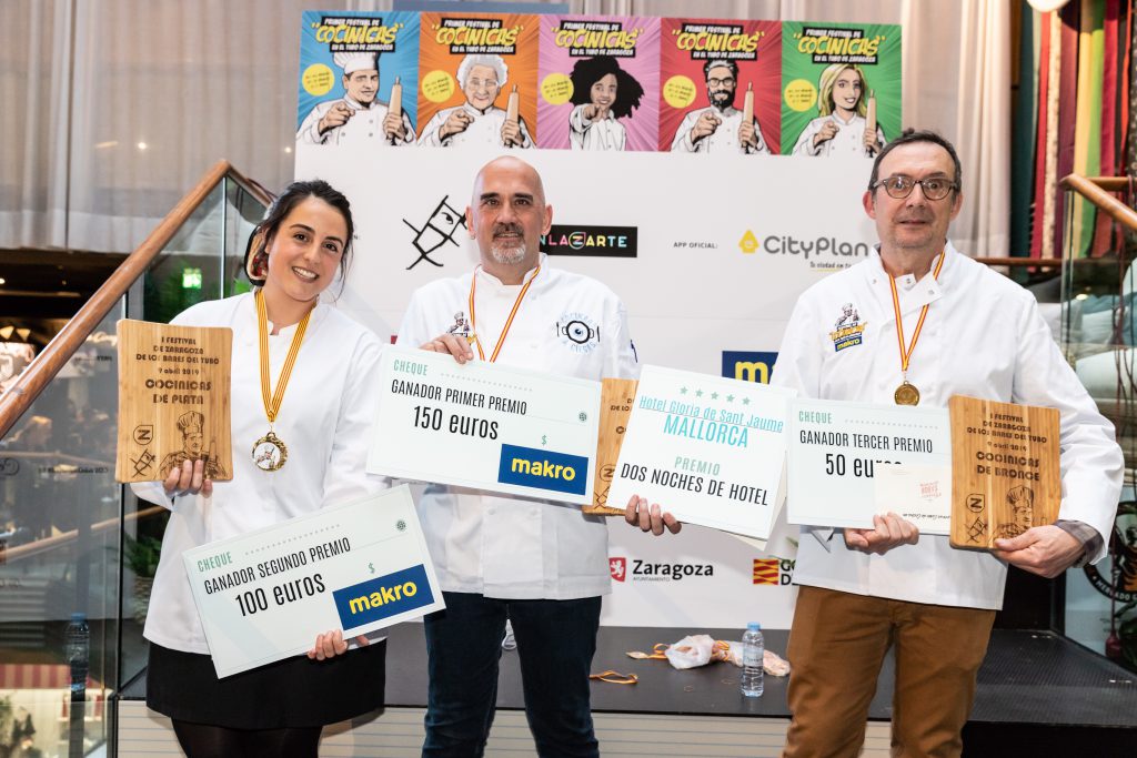 Finalistas y ganador (en el centro) del I Festival Cocinicas. FOTO: Xoel Burgués