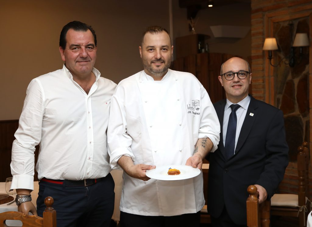 Luis Beltrán, José Miguel Giménez y Ricardo Arroyo, con uno de los postres basados en arroz. FOTO: Cortesía Cristina Martíez / Almozara