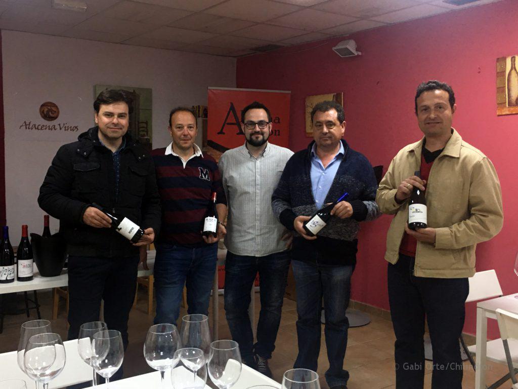 Representantes de Bodega Estrada Palacio, Colás Viticultores, Vinos Ignius y Más de Torubio, junto a Santiago Angulo, propietario de la distribuidora. FOTO: Gabi Orte / Chilindrón