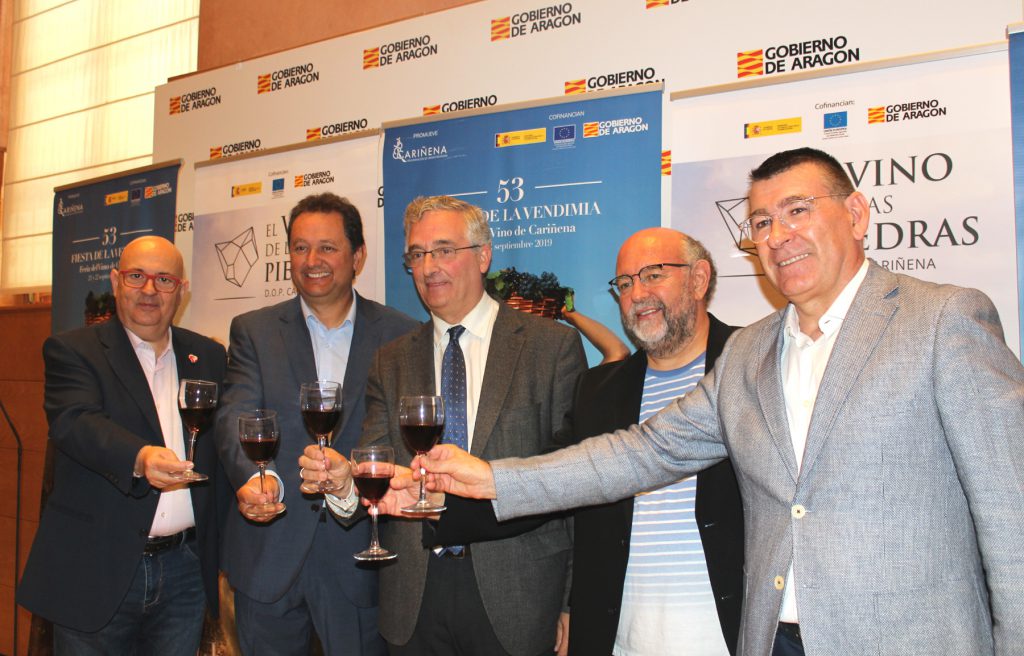 José Luis Campos, Ignacio Casamitjana, Joaquín Olona, Antón Castro y Claudio Herrero brindan con Cariñena