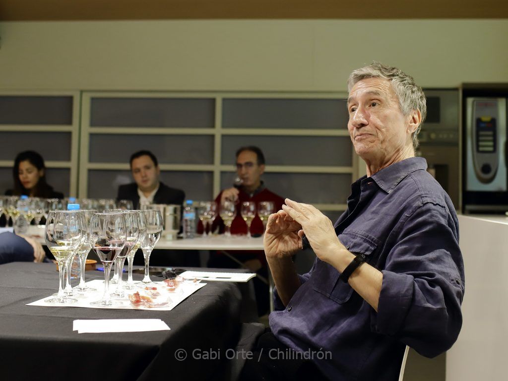 El crítico enogastronómico Carlos Delgado durante la cata. Foto: Gabi Orte