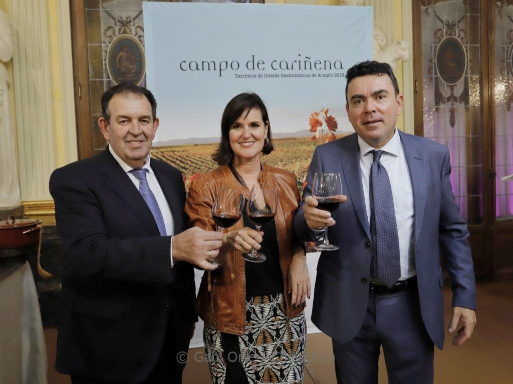 El vicepresidente de la comarca Campo de Cariñena y presidente de la Ruta del Vino, Jesús Javier Guillén; la directora general de Turismo del Gobierno de Aragón, Elena Allué; y el presidente de la comarca Campo de Cariñena, José Luis Ansón.