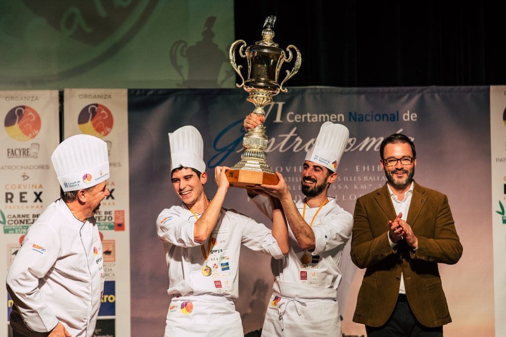 Los hermanos Carcas recogiendo el premio. Prisca Laguna