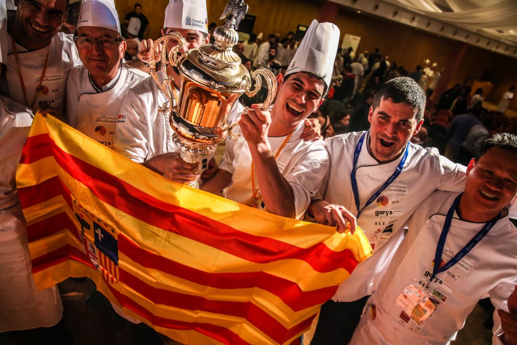 Foto 1. Los hermanos Carcas recogiendo el premio. arthurleblanc