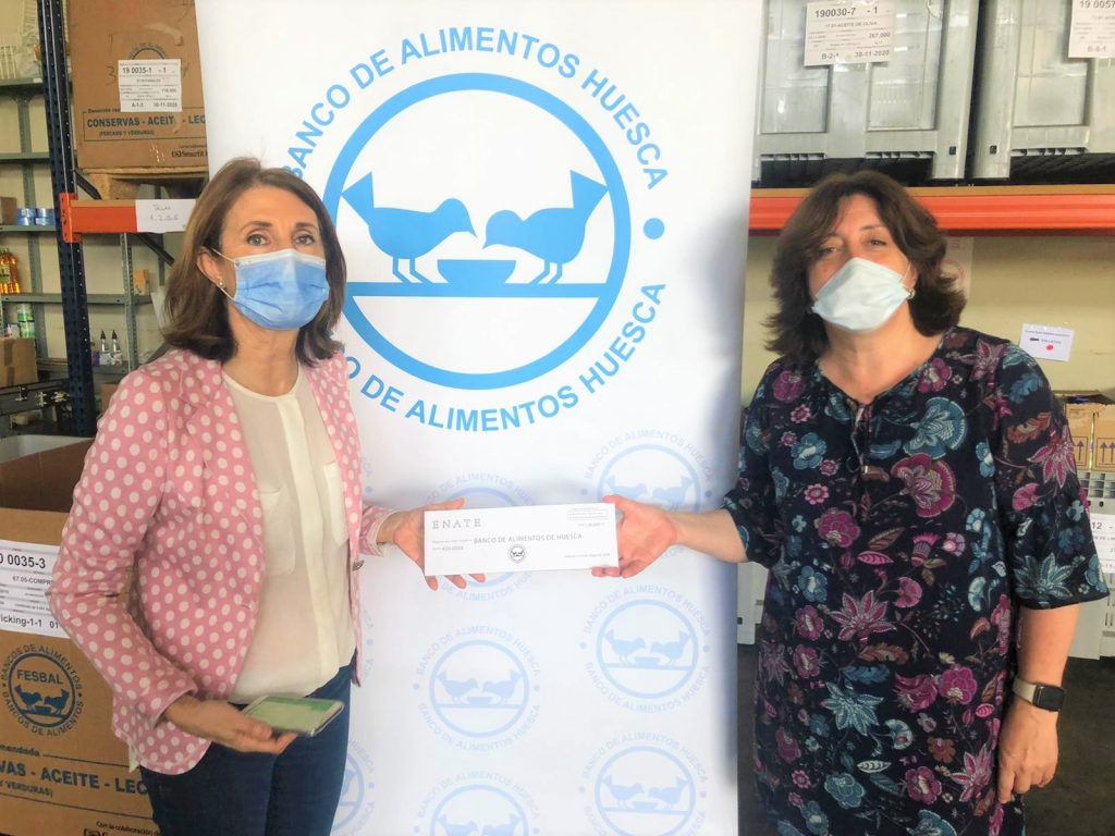 20-05 Ana Gállego, directora de Comunicación, entrega el cheque a Julia Lera, Banco de Alimentos