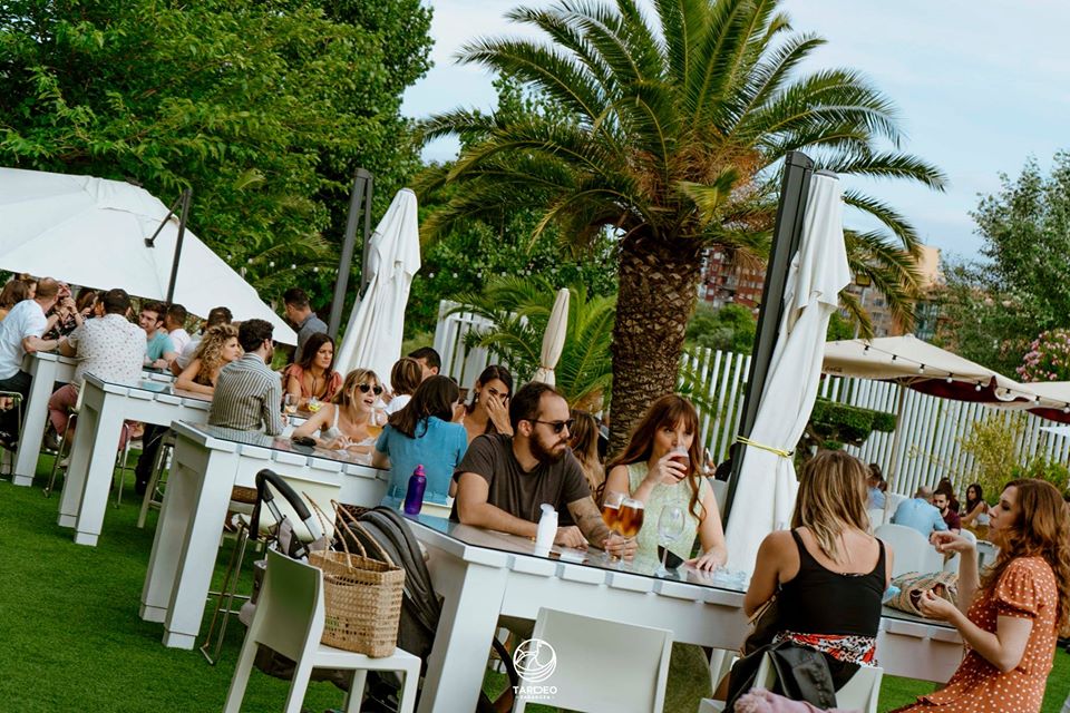 Tardeo en la terraza 