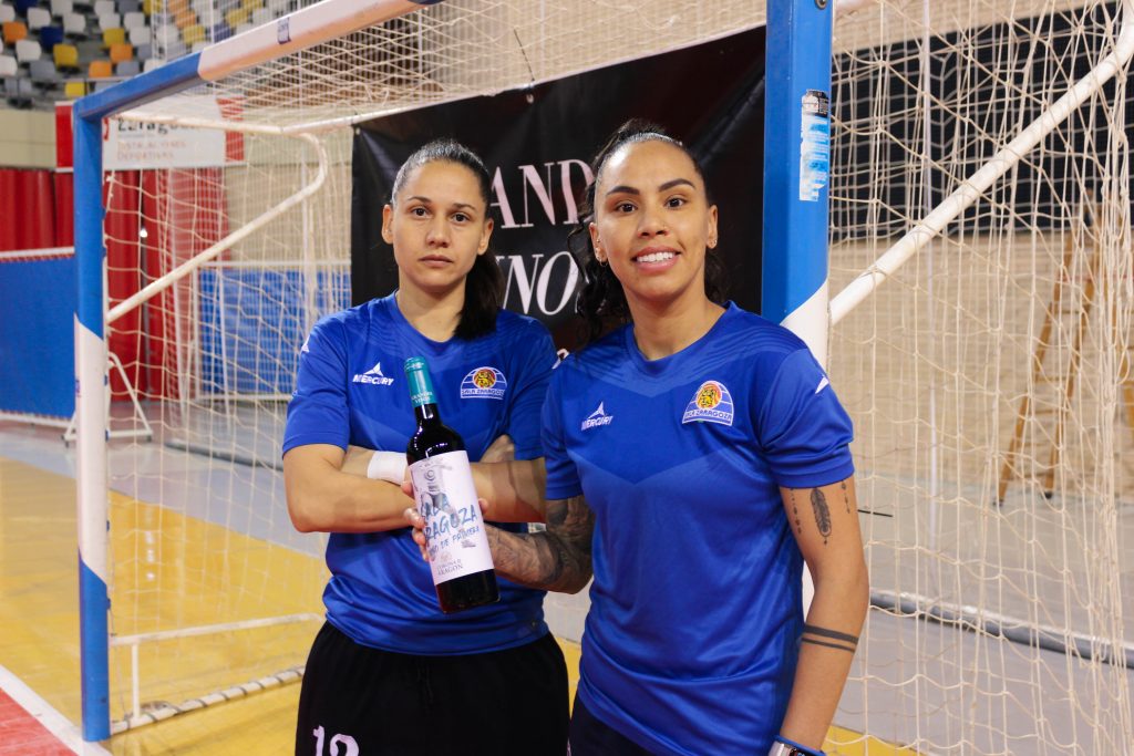 Jugadoras del Sala Zaragoza con el Vino oficial Un Vino de Primera