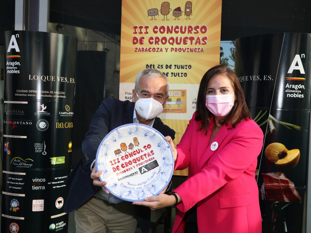 MIGUEL ÁNGEL VICENTE, DIRECTOR DE EL GASTRÓNOMO ZARAGOZANO, Y CARMEN URBANO, DIRECTORA GENERAL DE INNOVACIÓN Y PROMOCIÓN AGROALIMENTARIA DEL GOBIERNO DE ARAGÓN.