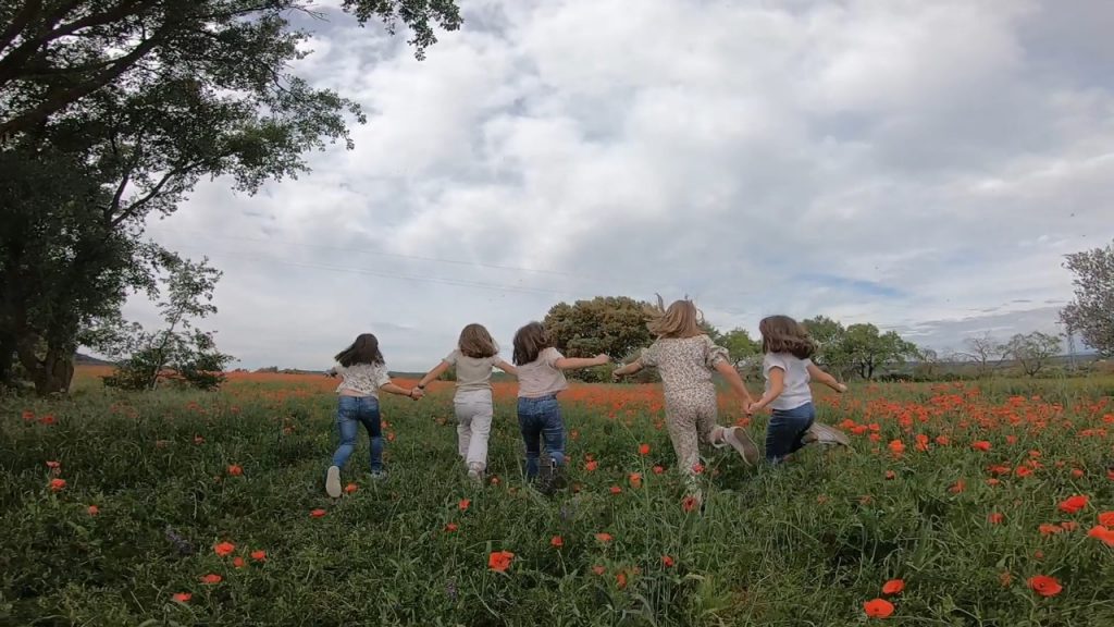 Niñas corriendo - Ruta del vino del Somontano