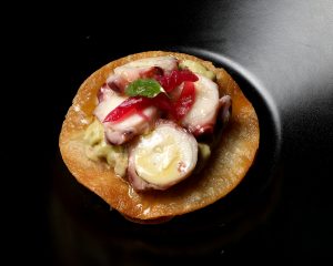 27-EL-PALCO-DE-LAS-ESQUINAS_taco-crujiente-de-pulpo-y-guacamole