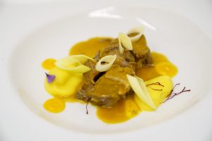 “Namelaka de Azafrán y Chocolate Blanco con Ragú de Ternasco de Aragón y Gel de Campo”, elaborado por Los Trujales de Calamocha y River Hall – Aura de Zaragoza