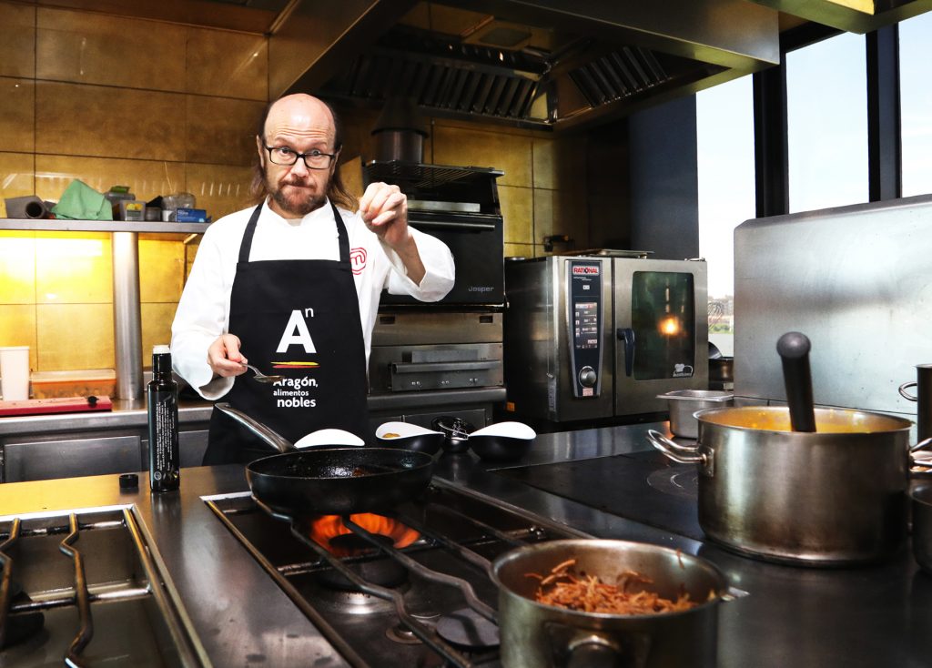 Santiago Segura con la chaqueta de MasterChef y el delantal de Aragón, Alimentos Nobles