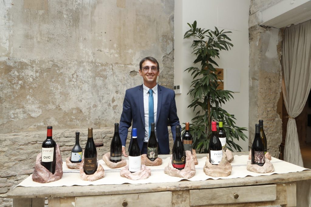 El sumiller Raúl Igual con los 12 vinos de la Colección Premium 2022