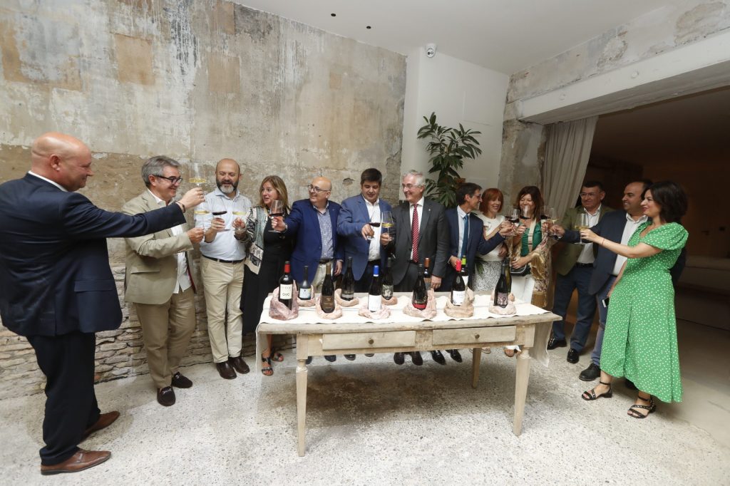 Representantes de las bodegas y responsables de la DOP Cariñena y Gobierno de Aragón brindan al final
