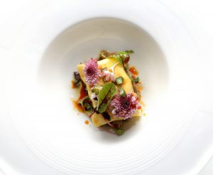 2022 LA-SCALA_ensalada-brotes-ravioli-de-queso-frutos-secos-y-albahaca-scaled