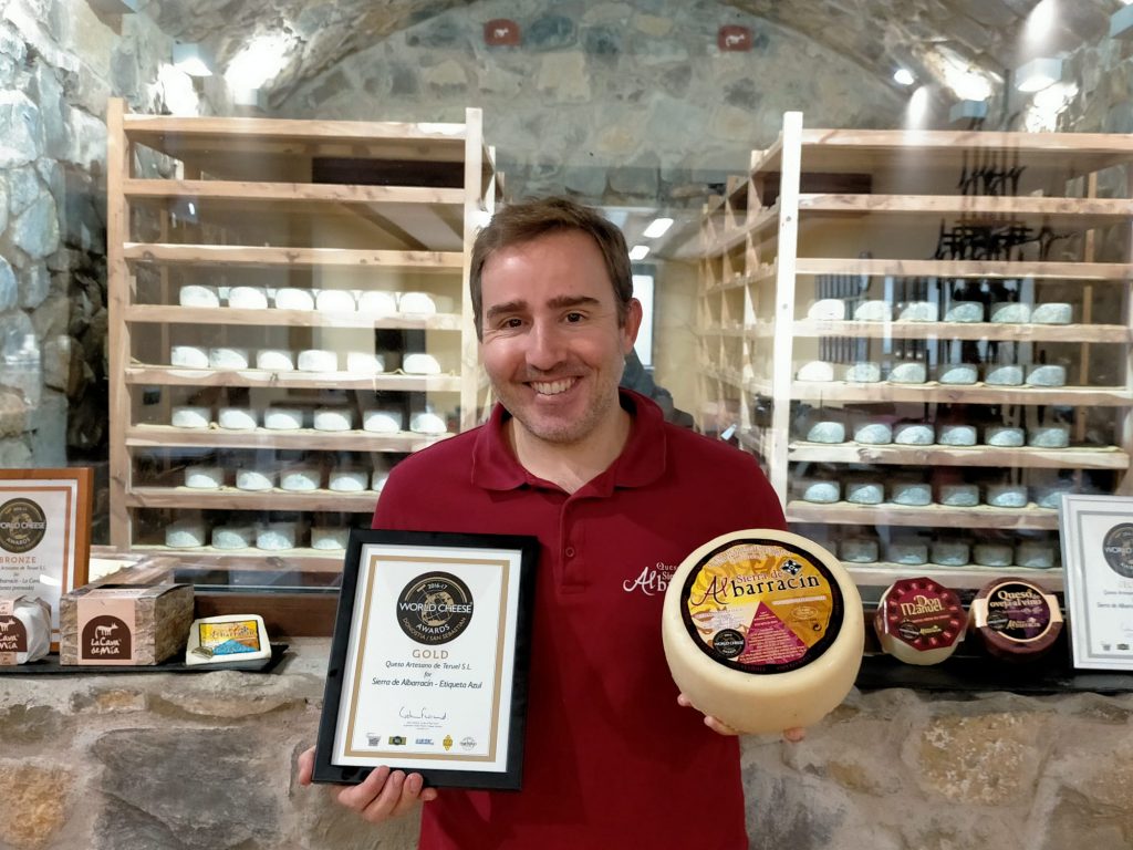 Ximo Alpuente, maestro quesero de Quesos Sierra de Albarracín, posando junto a los quesos premiados.
