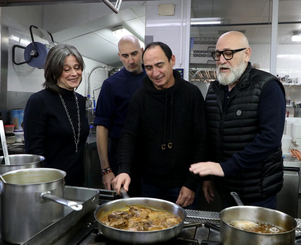 La Rinconada de Lorenzo es el tercer y último restaurante seleccionado por Gayarre –Ctra. Aeropuerto, 370. 50190 Zaragoza. 976 344 386–para celebrar su cuarenta aniversario, que culminará el próximo mes de mayo. Los responsables de la cocina de Gayarre, Leandro Casas y José Ignacio Acirón ha reinterpretado un plato del clásico restaurante zaragozano, de larga trayectoria, que ya se ha incorporado a su carta, como en los dos casos precedentes. Al contrario de lo que sucediera con Gente Rara y Casa Pedro, que fueron quienes se inspiraron en un plato del restaurante de la carretera del Aeropuerto. Los jarretes de ternasco han sido el elegido en esta ocasión. El tradicional guiso del restaurante dirigido por los hermanos Navascués, llega a las mesas del Gayarre elaborado de forma similar, aunque en esta ocasión deshuesado, lo que facilita su degustación. Tanto Óscar Navascués, como su esposa Belén Arroyo, constataron in situ que la propuesta respeta totalmente el sabor original, que hubieran agradado notablemente a la madre de los hosteleros, creadora del guiso. El proyecto comenzó con Gente Rara cuyo jefe de cocina, Cristian Palacio, tras probar la Ensalada de brandada de bacalao con verduritas de temporada, la presentó en forma de apertitivo. Posteriormente, los hermanos Carcas, de Casa Pedro, convirtieron los Morros de ternera con puré de patata, en Guiso de morros estofados con espuma de patata ahumada y fondo de cebolla tostado.  Menú de trufa. El restaurante, que reivindica su larga vinculación de la trufa, ya comenzada en La Bastilla, sigue ofreciendo su menú trufado hasta mediados de mes, por 60 euros.