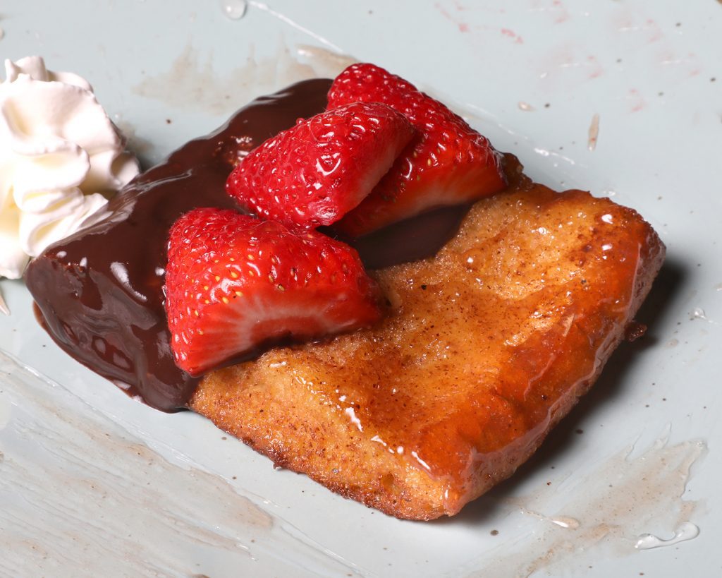 Chocotorrija con fresas y nata