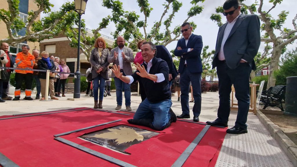 Roberto Brasero impone sus manos en el Paseo de las Estrellas de Cariñena (2)