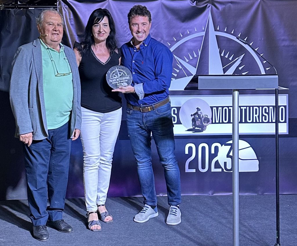 Foto premio mototurismo 2023 al mejor rincón Valentín Rquena Gloria Peérez...Blasco