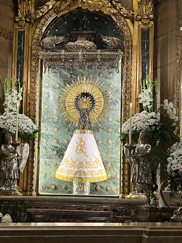 La Virgen del Pilar con el manto donado por la DO Cariñena 2