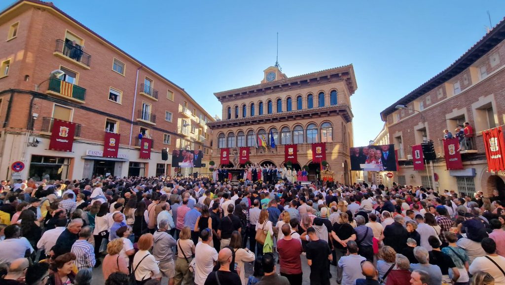 Panorámica de plaza abarrotada de público