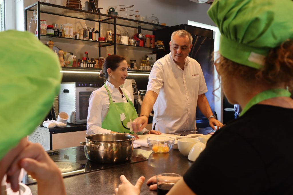 Alumnos de Club Inclucina con ATADES disfrutan de una clase magistral en el restaurante Arzak con los chefs Elena Arzak e Igor Zalakain.