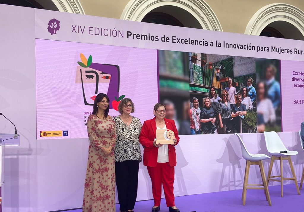 Foto 2b Las hermanas Rodríguez reciben el premio