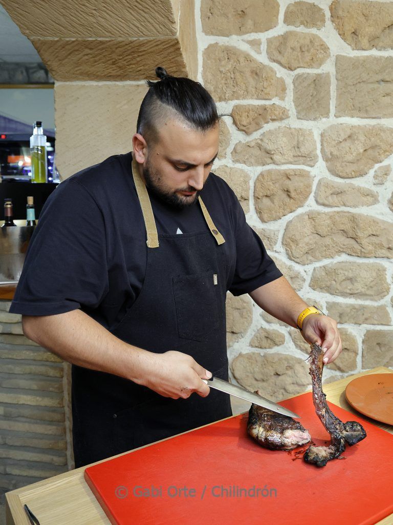 2. Miguel Galino trocea la chuleta del primer cebón de Piritaurus