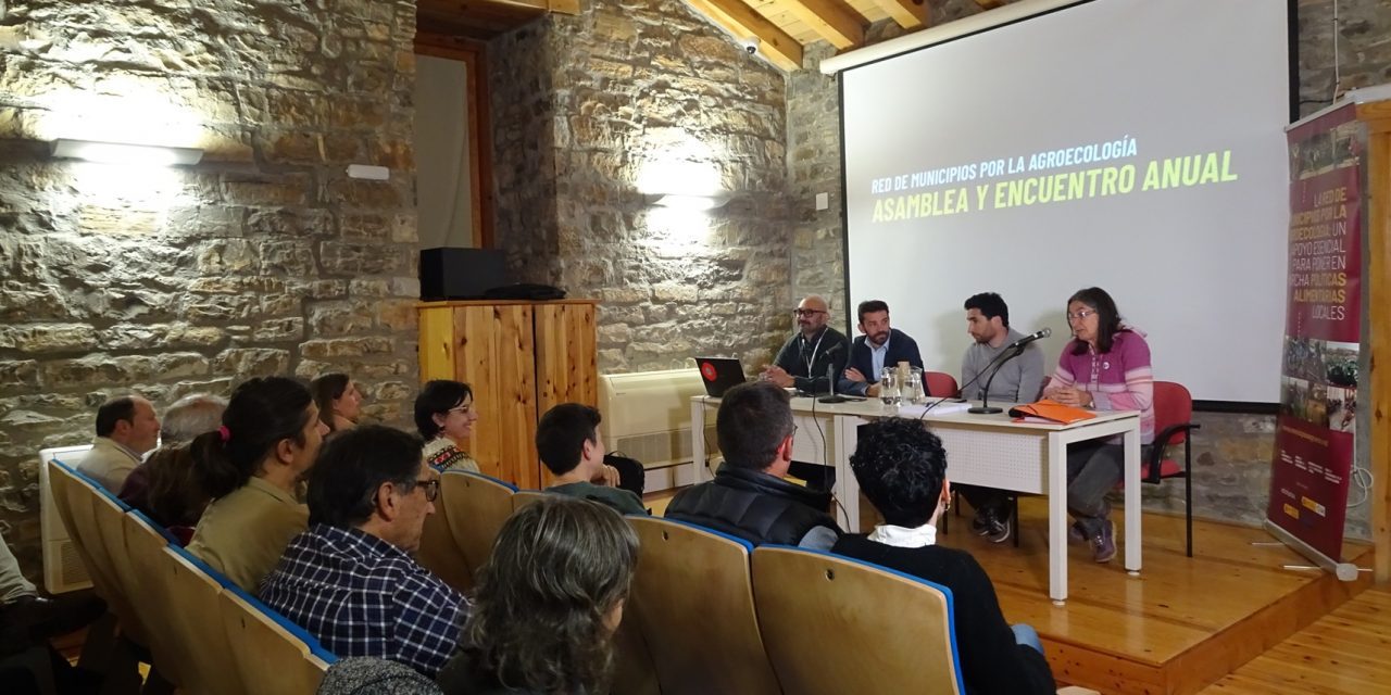 Aínsa congrega a un centenar de representantes políticos y sociales en el inicio del encuentro anual de la Red de Municipios por la Agroecología