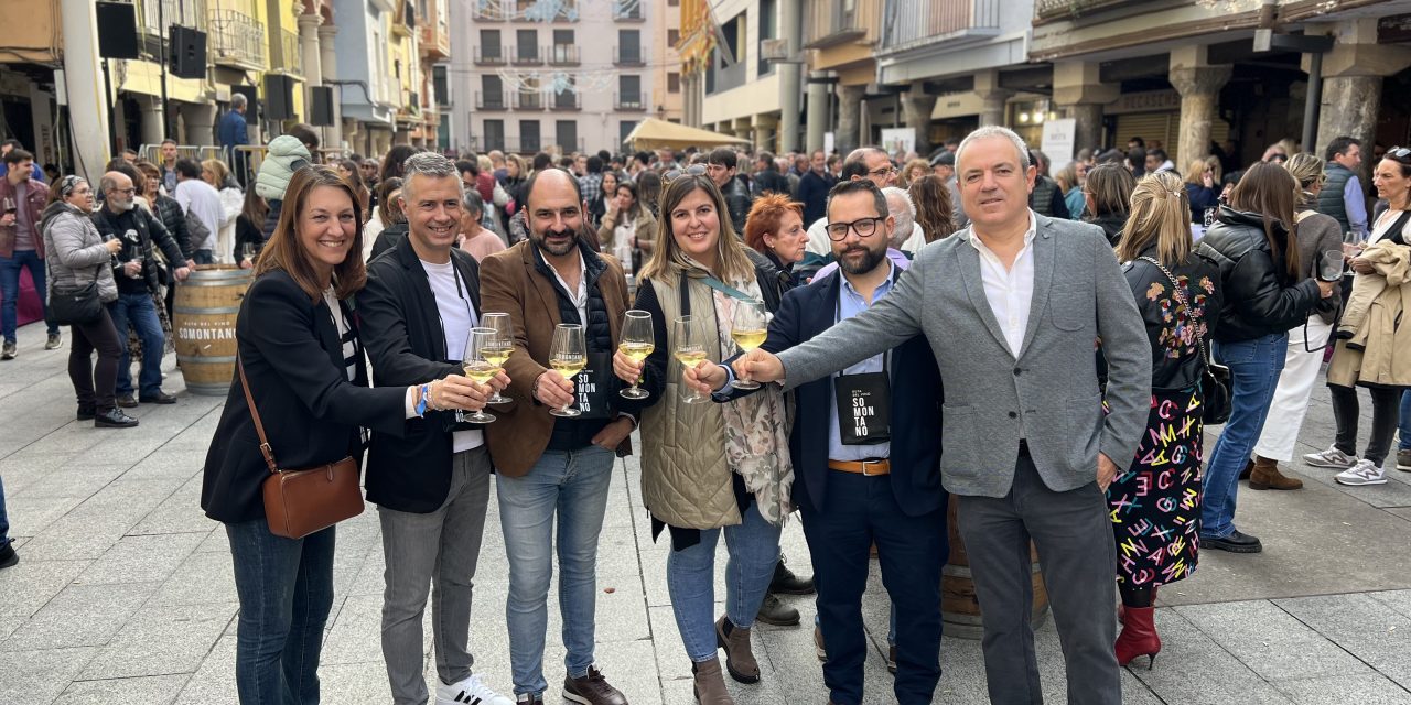 Barbastro celebra su día mundial más multitudinario con cientos de personas y un 40% más de vinos y tapas servidos que el año anterior