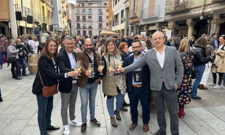 Barbastro celebra su día mundial más multitudinario con cientos de personas y un 40% más de vinos y tapas servidos que el año anterior