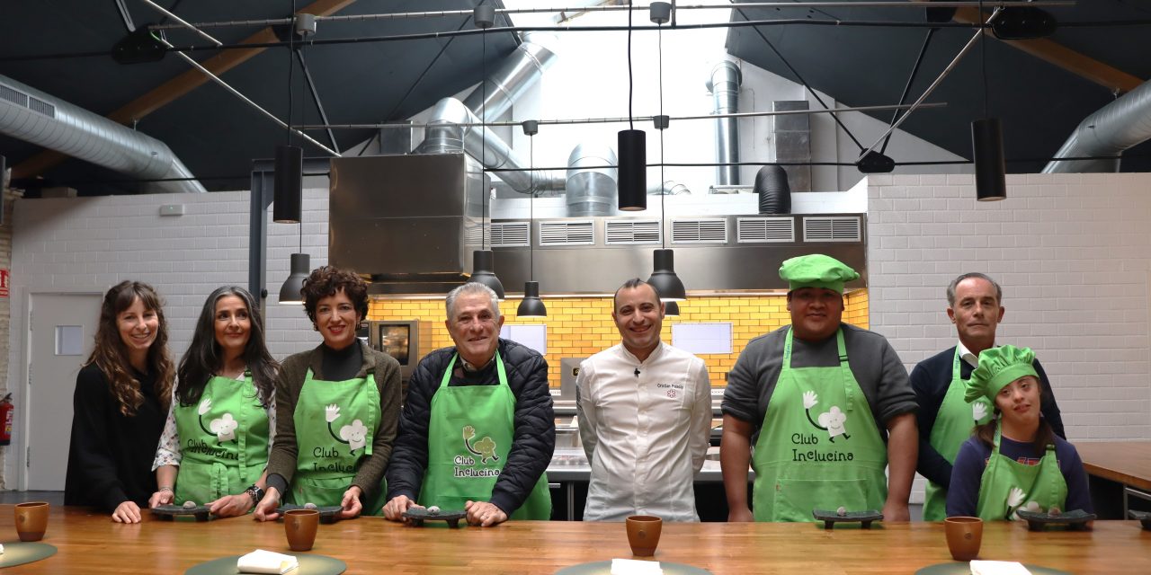 Los estrella Michelin Cristian Palacio y Sofía Sanz cocinan mochis de caramelo solano con los alumnos del Club Inclucina