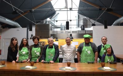 Los estrella Michelin Cristian Palacio y Sofía Sanz cocinan mochis de caramelo solano con los alumnos del Club Inclucina