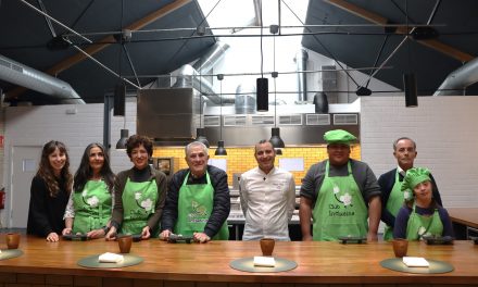 Los estrella Michelin Cristian Palacio y Sofía Sanz cocinan mochis de caramelo solano con los alumnos del Club Inclucina