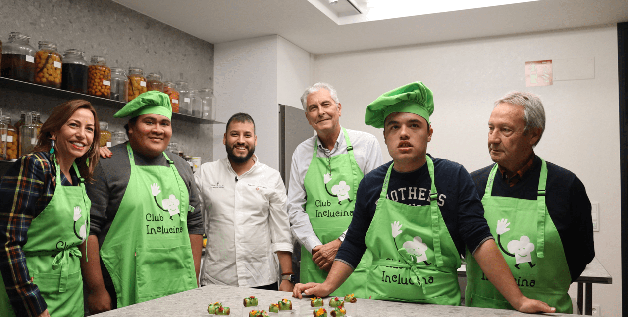 La alcaldesa de Zaragoza se pone el delantal del Club Inclucina para cocinar con los alumnos de Atades en Cancook