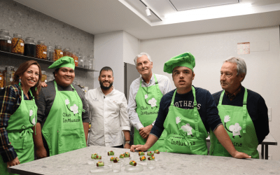 La alcaldesa de Zaragoza se pone el delantal del Club Inclucina para cocinar con los alumnos de Atades en Cancook