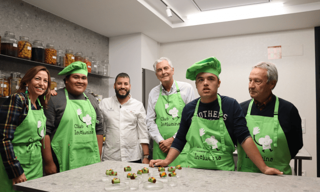 La alcaldesa de Zaragoza se pone el delantal del Club Inclucina para cocinar con los alumnos de Atades en Cancook