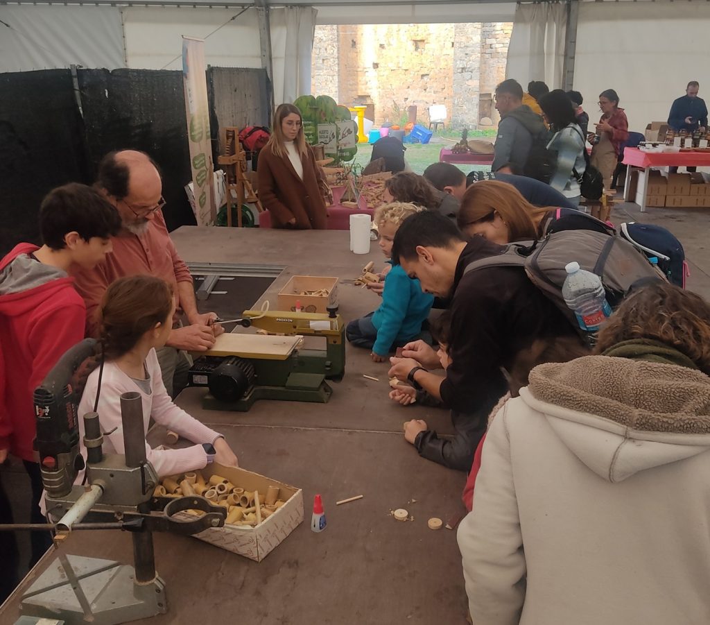 Taller de fabricación de juguetes durante la feria