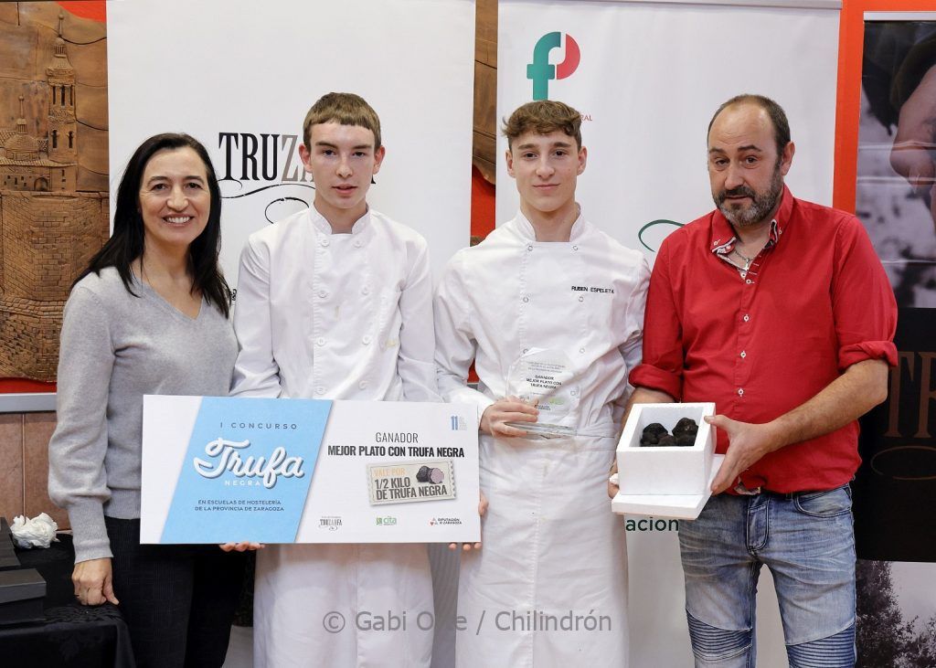 PALACIN Y LOPEZ ENTREGAN PREMIO MEJOR PLATO FOTO GABI ORTE