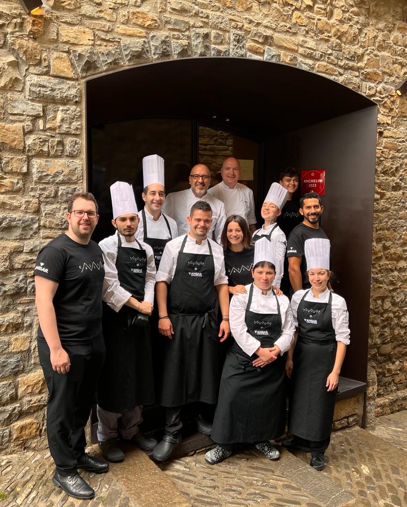 los chefs de El Callizo junto al equipo de cocina y sala