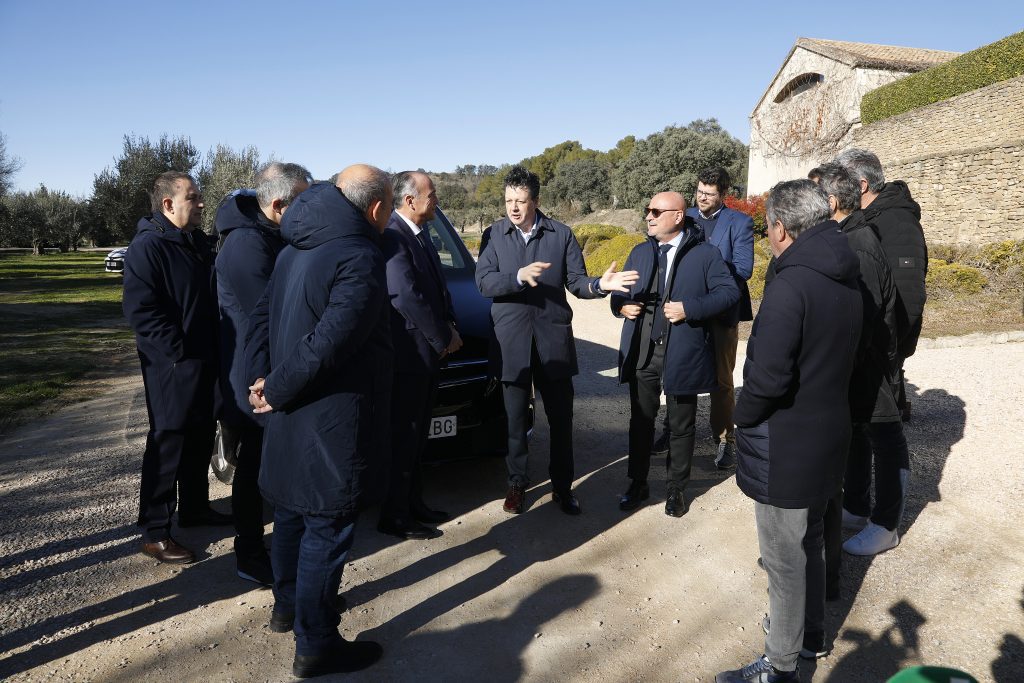 José Ferrer, enologo de Blecua, recibe a la visita