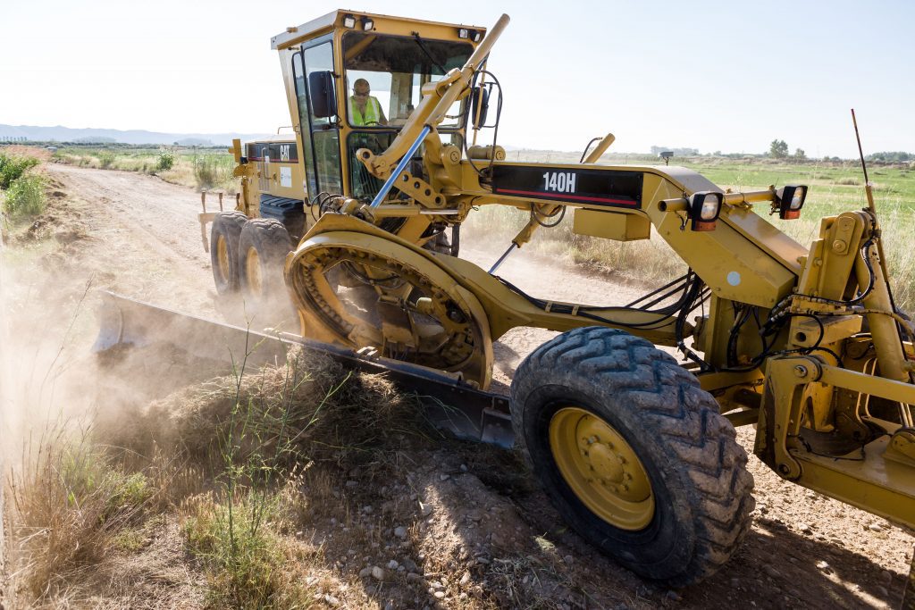 Las máquinas del servicio de Recursos Agrarios trabajaron en 113 municipios y además también realizaron actuaciones como movimientos de tierras y limpiezas de cauces y calles por lluvias torrenciales   Miércoles, 24/01/2024   La Diputación de Zaragoza acondicionó durante 2023 más de 3.100 kilómetros de caminos agrícolas. A lo largo del año, las máquinas del servicio de Recursos Agrarios, Vías e Infraestructuras arreglaron este tipo de vías en un total de 113 municipios de la provincia. A estas actuaciones se suman también las realizadas en otras infraestructuras agrarias: movimiento de tierras, actuaciones en escombreras, nivelado de terrenos, limpieza de cauces, acequias o balsas. Este último tipo de actuación se realizó especialmente tras las lluvias torrenciales del mes de julio, cuando se actuó en municipios como Cuarte, Muel, Tosos y Villanueva de Huerva.  El el diputado delegado de Recursos Agrarios, Vías e Infraestructuras de la DPZ, Francisco Compés. Explica que “este servicio es uno de los más demandados por los pueblos, ya que las actividades del campo necesitan que los caminos de la provincia estén en buen estado. Por ello ponemos a disposición de los municipios de la provincia todos los medios de los que disponemos en la institución e intentamos atender cuanto antes todas las peticiones, que son muchas”. A comienzos del pasado año, el servicio incorporó una motoniveladora para sustituir otra más antigua y dos vehículos todoterrreno. En la actualidad, el servicio de Recursos Agrarios, Vías e Infraestructuras de la Diputación de Zaragoza cuenta con 14 motoniveladoras, 8 retroexcavadoras, 1 retroexcavadora de cadenas, 3 excavadoras buldóceres, 4 retroexcavadoras cargadoras, 1 desbrozadora, 1 cargadora, 10 camiones basculantes, 3 camiones cisterna, 2 camiones góndola, 2 tractores con cuba, 7 todoterrenos y 3 rodillos compactadores. Con esos medios materiales, a lo largo del año pasado la institución provincial realizó trabajos de mejora y acondicionamiento en más de 3.100 kilómetros de 113 municipios, además de otros trabajos como 39 actuaciones en escombreras, 4 derribos y desescombros y, tras las lluvias torrenciales del mes de julio se actuó limpiando calles y caminos en Cuarte, Muel, Tosos o Villanueva de Huerva, entre otras localidades.   Un millón para reforzar el arreglo de caminos con Tragsa Francisco Compés explica que “dado que este servicio es uno de los más demandados por los municipios y que es difícil atender todas las peticiones de los ayuntamientos, para el ejercicio 2024 se ha incluido una partida de un millón de euros para reforzar el arreglo de caminos contratando a la empresa pública Tragsa, de la que la DPZ es accionista y que por tanto es un medio propio de la institución provincial”. “De esta forma se prevé agilizar la respuesta a los municipios cuando hay episodios o situaciones extraordinarias, como las lluvias torrenciales del verano pasado”, añade Compés. 