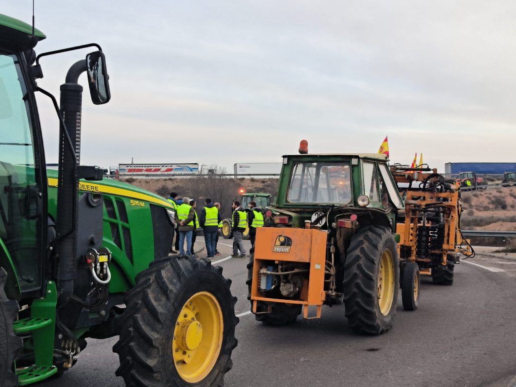 Protesta de agricultores en un acceso a la autovía A-2