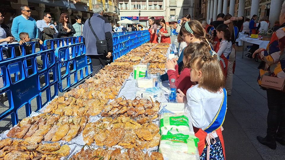 Barbastro da la bienvenida a la primavera con 9000 crespillos