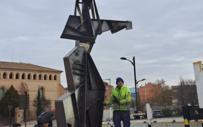 La escultura de Julio Tapia ‘Hombre y Racimo’ ya luce en Barbastro