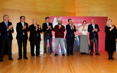 El sector de la hostelería nombra presidente de honor a José Luis Yzuel y le entrega la insignia de oro de Horeca Zaragoza