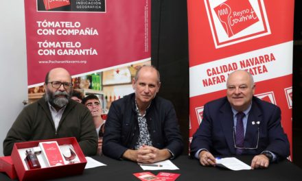 La IG Pacharán Navarro, la Asociación de Sumilleres de Aragón y la Asociación de Maîtres y Bartenders de Aragón firman un convenio para la promoción y formación sobre esta bebida